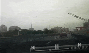 Video: Cần cẩu đổ sập đè nát ô tô đang chạy trên đường