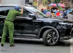 Cảnh sát dùng gạch đập vỡ kính ô tô, khống chế tài xế gây tai nạn