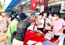 Ảnh: Nhiều người chen chúc mua bánh Trung thu ở TP.HCM