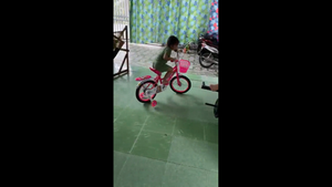 Bé gái lái xe trong nhà cực điêu luyện