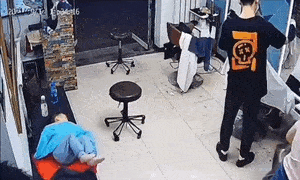 Video: Người mẹ lao xuống sàn đỡ con trai bị ngã từ băng ghế