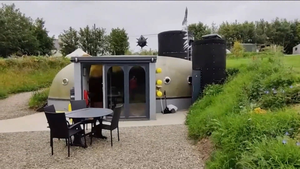 Video: Biến tàu chiến 50 năm tuổi thành chỗ ở sang trọng