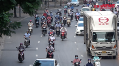 Video: Đường phố Hà Nội đông đúc trong ngày đầu nới lỏng vùng xanh