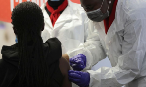 Thiếu hụt vaccine, châu Phi nguy cơ trở thành vườn ươm biến thể COVID-19