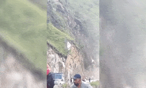 Video: Lở núi kinh hoàng, người dân Ấn Độ thản nhiên đứng xem bên cạnh