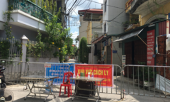 Cụ bà 84 tuổi mắc COVID-19 chưa rõ nguồn lây, phong tỏa một ngõ ở Long Biên
