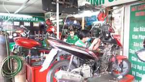 Video: Ô tô, xe máy xếp kín cửa hàng chờ sửa sau 2 tháng giãn cách xã hội