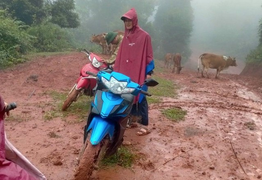 Thầy cô lội bùn lầy, vượt hàng chục km vào bản gọi học sinh đến lớp