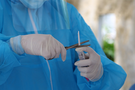 Cô giáo tiêm 2 mũi vaccine trong 10 phút