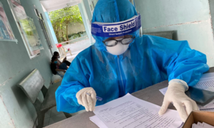 3 nhân viên y tế ở Hà Nội dương tính SARS-CoV-2