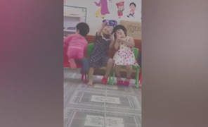 Bé gái dùng dép làm điện thoại chụp ảnh tự sướng