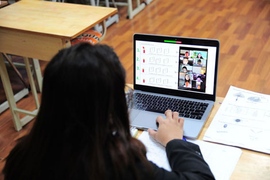 Cô giáo trên 50 tuổi kể chuyện gõ phím mổ cò, đăng nhập 40 phút