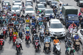 Ảnh: Giao thông Hà Nội nhộn nhịp đầu tuần như trước giãn cách