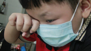 Video: Hai chị em mất cha mẹ vì COVID, lấy bàn học làm bàn thờ