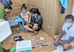 Bạn gái đòi 'lên tiên', 2 thanh niên chiều ý thuê phòng sử dụng ma túy