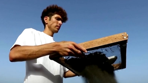 Video: Nhà thiết kế người Tây Ban Nha biến rác thải nhựa thành đồ gia dụng