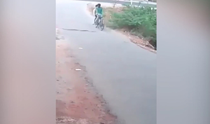 Tông phải rắn, 2 thanh niên vứt xe bỏ chạy 