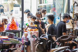Ảnh: Người Hà Nội đổ xô mua sắm đồ chơi Trung thu bất chấp dịch COVID-19
