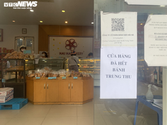 Hà Nội nới lỏng giãn cách, bánh trung thu đang ế ẩm bỗng 'cháy hàng'