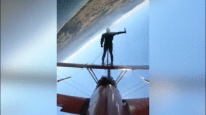 Video: Người đàn ông đứng trên cánh máy bay đang nhào lộn