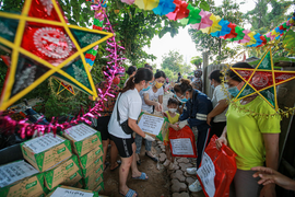 Tết Trung thu ấm áp của trẻ em nghèo ở Hà Nội, TP.HCM