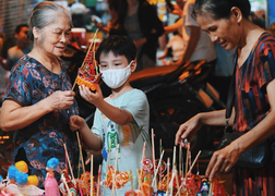 Tết Trung thu 2021, chạnh lòng nghĩ tới những đứa trẻ vắng cha mẹ vì COVID-19