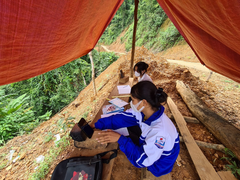 Nữ sinh Vân Kiều đi bộ 5km lên đồi dựng lán 'hứng sóng' học online