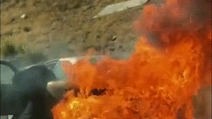 Video: Giải cứu 2 cụ già mắc kẹt trong xe hơi bốc cháy ngùn ngụt