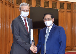 Thủ tướng đề nghị Pháp viện trợ, nhượng lại vaccine COVID-19 cho Việt Nam