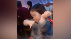 Vẻ đáng yêu không đỡ nổi của bé gái khi được ăn ngon