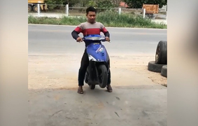 Tập bốc đầu, thanh niên cưỡi xe lao vọt vào toilet 