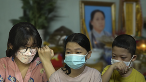 Video: Mẹ ruột mất vì ung thư, má nuôi lại mất vì COVID-19, ba chị em bơ vơ