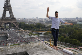 Video: Người đàn ông Pháp đi trên dây ở độ cao 70m băng qua sông Seine