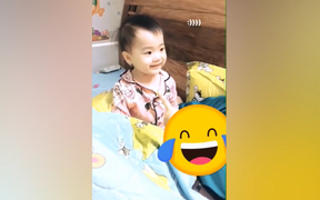 Đang khóc váng, em bé vội cười nịnh để được xem điện thoại