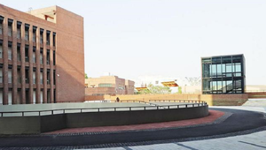 Nữ sinh trường đại học phản đối nam sinh đi chung thang máy