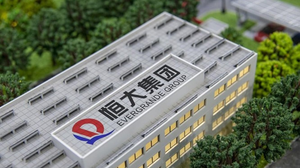 Thị trường tuần qua: Chao đảo vì 'bom nợ' Evergrande, đường bay nội sắp mở cửa