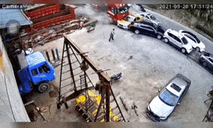 Video: Thót tim cảnh xe container tông hàng loạt ô tô ở Trung Quốc