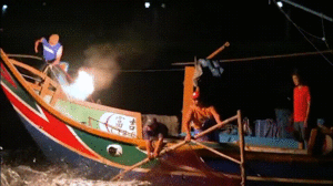 Video: Mãn nhãn màn săn cá mòi bằng lửa bên mạn thuyền