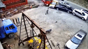 Video: Khoảnh khắc xe tải tông thẳng vào hàng dài ô tô con đang đỗ bên đường