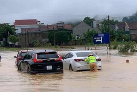 Nghệ An: Mưa lớn, ngập nặng, nhiều tuyến đường phải tạm 'đóng cửa'
