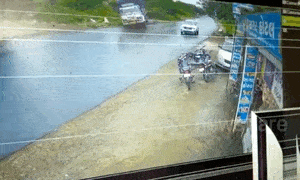 Video: Xe tải lật ngang đường, tài xế ô tô may mắn thoát chết 