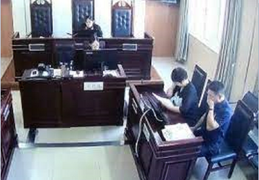 Người đàn ông Trung Quốc nuốt bằng chứng ngay trước tòa