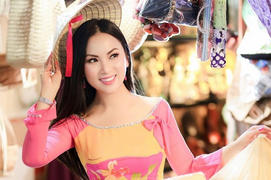 Ca sĩ tỷ phú Hà Phương và bố chồng tặng hàng trăm tấn nhu yếu phẩm cho người dân