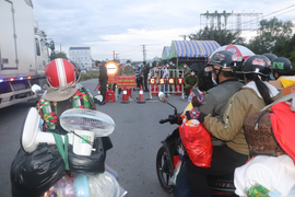 Người dân ồ ạt về quê bằng xe máy: Nhiều tỉnh miền Tây lo thiếu khu cách ly 