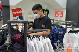 Cửa hàng thời trang Hà Nội dọn dẹp xuyên đêm, đón ngày mới hiếm có