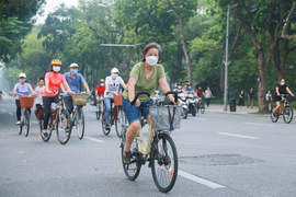 Ảnh: Người Hà Nội nườm nượp ra đường tập thể dục sau lệnh nới lỏng