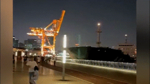 Video: Tàu lao lên lối đi dạo ven sông khiến người dân hoảng hồn