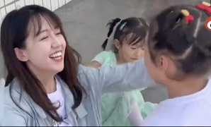 'Cô giáo đẹp nhất Trung Quốc' bị tố trục lợi từ thiện