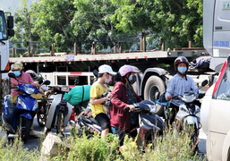 Ảnh: Học sinh, phụ huynh tất tả, ‘tay xách nách mang’ trở về Đà Nẵng