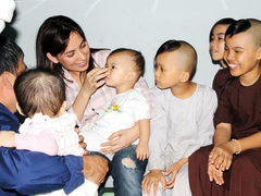 Ca sĩ Phi Nhung không muốn gọi 23 đứa trẻ mình cưu mang là 'con nuôi'